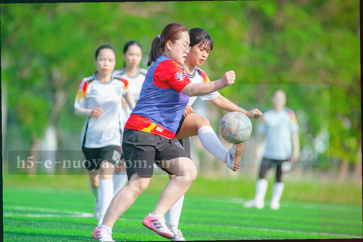 篮球运动员运球突破的动态模糊特写，汗珠与灯光反差强烈，无面部特写